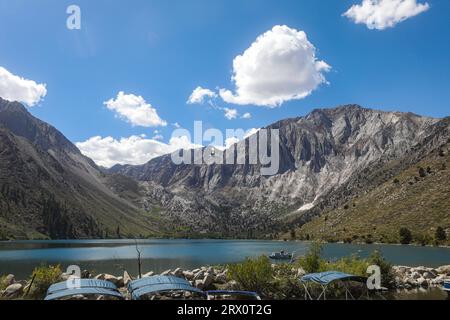 Ein malerischer Blick auf den Sträfling Lake, Kalifornien, und die umliegenden Berge in der Frühherbstsaison Stockfoto