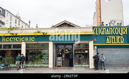 Paris, Frankreich - 11. Mai 2023: Der Bau von La Recyclerie, einer Initiative für städtische Nachhaltigkeit. Stockfoto