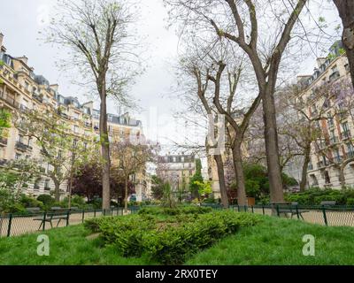 Paris, Frankreich - 11. Mai 2023: Attraktive Stadtlandschaft am Place de Clignancourt. Stockfoto