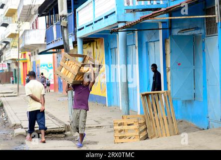 Ein madagassischer Mann mit frisch gebackenen französischen Baguettes in Moramanga, Madagaskar. Stockfoto