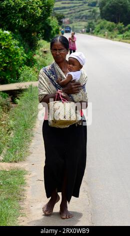 Eine madagassische Frau mit ihrem Baby. Foto im Zentrum Madagaskars. Stockfoto