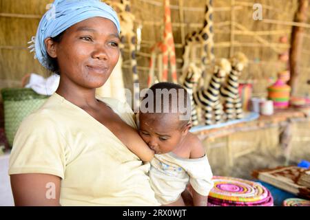 Eine madagassische Frau, die ihr Baby stillt. Foto im Zentrum Madagaskars. Stockfoto