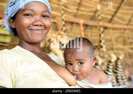 Eine madagassische Frau, die ihr Baby stillt. Foto im Zentrum Madagaskars. Stockfoto