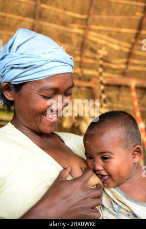 Eine madagassische Frau, die ihr Baby stillt. Foto im Zentrum Madagaskars. Stockfoto