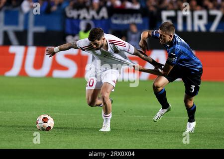 Bergamo, Italien, 21. September 2023. Jean Carlos (RKS Rakow Czestochowa) kämpft am 21. September 2023 mit Emil Holm (Atalanta BC) beim Fußball-Spiel der Europa League zwischen Atalanta und Rakow Czestochowa im Gewiss-Stadion in Bergamo (Italien) um den Ball. Quelle: Stefano Nicoli/Speed Media/Alamy Live News Stockfoto