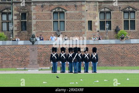 Die dänische Kaisergarde marschiert von Schloss Rosenborg in Richtung Schloss Amalienborg in Kopenhagen, Dänemark. Stockfoto