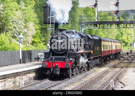 Dampflokomotive Stanier Black Five 5428 Eric Treacy auf der North Yorkshire Moors Railway. Der Zug fährt mit dem Ex-Whitby um 10:00 Uhr in Grosmont ein Stockfoto