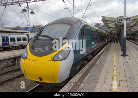 Klasse 390 Avanti West Coast Pendolino neigbarer Express-Personenzug 390152 am Bahnhof Manchester Picadilly mit ausschiffenden Passagieren. Stockfoto