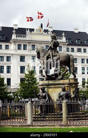 Die königliche Reiterstatue von Christian V. am Kongens Nytorv/Königlichen Neuen Platz im Zentrum von Kopenhagen, Dänemark. Stockfoto