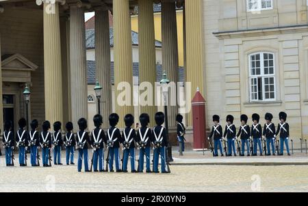 Wechsel der königlichen dänischen Garde im Schloss Amalienborg in Kopenhagen, Dänemark. Stockfoto