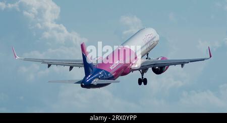 Airbus A321 de la aerolínea Wizz Air en el aeropuerto de alicante Stockfoto