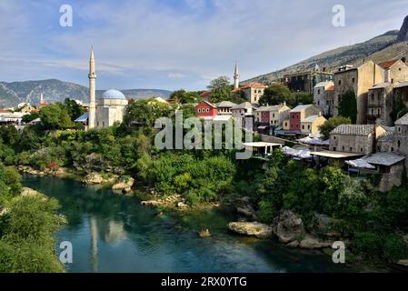 Während Stari Most im Mittelpunkt stand, war Mostar eine wunderschöne Stadt. Blick auf die muslimische Seite der Stadt von Stari Most Stockfoto