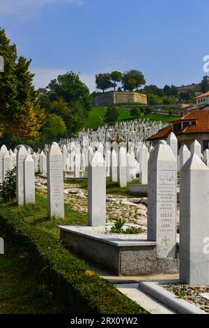 Einer der vielen riesigen Friedhöfe, die Sarajevo, Bosnien, begraben haben, wo Opfer des Bosnienkrieges 1992-1995 begraben wurden. SCHLITZ Stockfoto