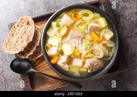 Kottsoppa Suppe ist ein Fleisch und Wurzelgemüse, einschließlich Karotten, Kartoffeln, Sellerie, Pastinaken, Rüben und Rutabaga Nahaufnahme auf einem Teller auf dem Tisch. Horizont Stockfoto