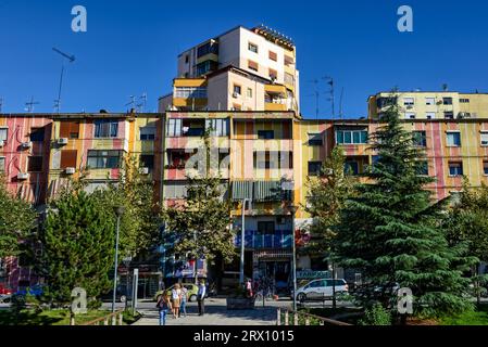 Eines von vielen bemalten Gebäuden entlang des Flusses Lana in Tirana. Die Verjüngung von stumpfsinnigen sozialistischen Gebäuden wurde von EDI Rama, dem damaligen Bürgermeister und heutigen Präsidenten, initiiert Stockfoto