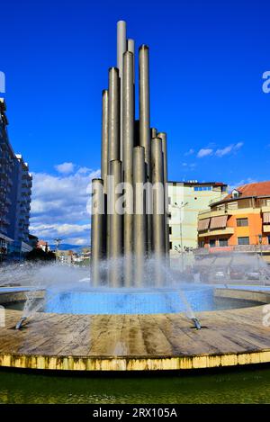 Der "Rrethrrotullimi në qendër të Shkodrës te Teatri Migjeni", ein ziemlich hässlicher Brunnen/Kreisverkehr in Shkoder, Albanien, nahe der Grenze zu Montenegro Stockfoto