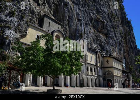 Unterkirche des Klosters Ostrog, ein serbisch-orthodoxes Kloster aus dem 17. Jahrhundert, das in einer felsigen Klippe in Dabovići, Montenegro, errichtet wurde Stockfoto