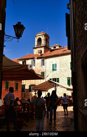 Frühe herbstliche Straßenszene in der Altstadt von Kotor, Glockentürme der St. Michael Kirche im Hintergrund Stockfoto