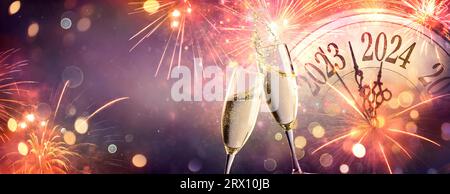 Neujahrsfeier 2024 - Champagner Und Countdown-Uhr - Toast Cheering Mit Abstraktem Defokussiertem Hintergrund Stockfoto
