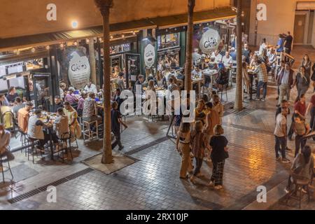 Malaga bei Nacht, Nachtleben auf den Straßen der Altstadt. Menschen gehen, sitzen in Restaurants, essen und trinken. Europa, Spanien. Stockfoto