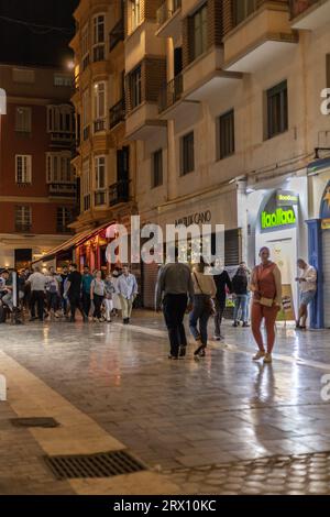 Malaga bei Nacht, Nachtleben auf den Straßen der Altstadt. Menschen gehen, sitzen in Restaurants, essen und trinken. Europa, Spanien. Stockfoto