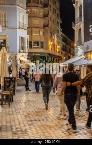 Malaga bei Nacht, Nachtleben auf den Straßen der Altstadt. Menschen gehen, sitzen in Restaurants, essen und trinken. Europa, Spanien. Stockfoto