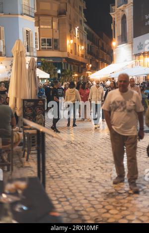 Malaga bei Nacht, Nachtleben auf den Straßen der Altstadt. Menschen gehen, sitzen in Restaurants, essen und trinken. Europa, Spanien. Stockfoto