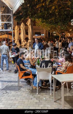 Malaga bei Nacht, Nachtleben auf den Straßen der Altstadt. Menschen gehen, sitzen in Restaurants, essen und trinken. Europa, Spanien. Stockfoto