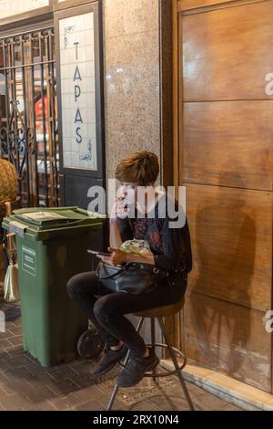 Malaga bei Nacht, Nachtleben auf den Straßen der Altstadt. Menschen gehen, sitzen in Restaurants, essen und trinken. Europa, Spanien. Stockfoto