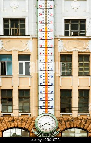 Das riesige Thermometer auf dem Gebäude. Sehr großes Messgerät. Meteorologische Forschung. Wetterwechsel. Wettervorhersagekonzept. Stockfoto