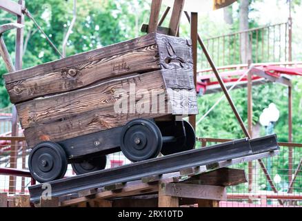 Alter hölzerner Trolley. Das Konzept der harten Arbeit in der Mine, in der Grube. Um aus einem Untergrund zu kommen Stockfoto