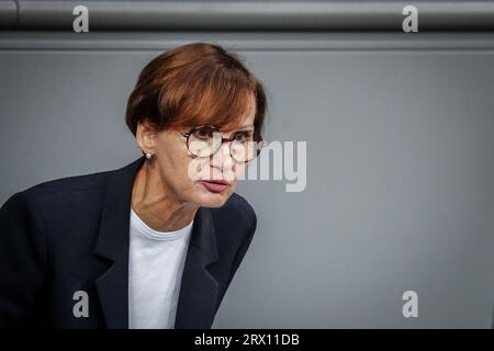 Berlin, Deutschland. September 2023. Bettina stark-Watzinger (FDP), Bundesministerin für Bildung und Forschung, spricht im Plenum des Bundestages. Das Thema ist die Fortsetzung der Nationalen Wasserstoffstrategie. Quelle: Kay Nietfeld/dpa/Alamy Live News Stockfoto