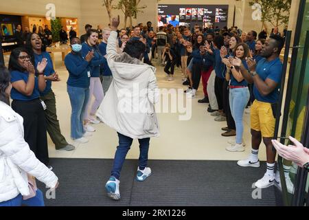 Die ersten Kunden betreten den Apple Store in der Regent Street im Zentrum Londons, da das neue Apple iPhone 15 in Großbritannien verkauft wird. Bilddatum: Freitag, 22. September 2023. Stockfoto