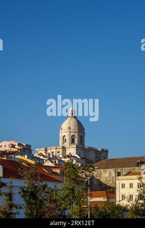 Die weiße Kuppel der Kirche Santa Engrácia (das Nationalpantheon) dominiert die Skyline von Lissabon Stockfoto
