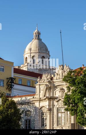 Die weiße Kuppel der Kirche Santa Engrácia (das Nationalpantheon) ragt über Lissabons Museu Militar (Militärmuseum) Stockfoto