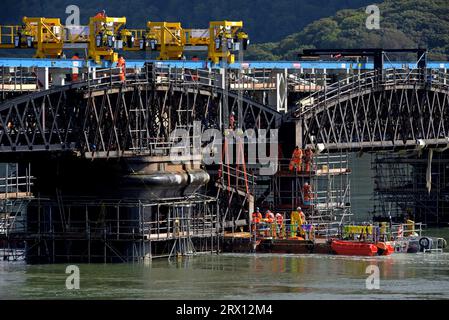 Barmouth, Großbritannien, 21. September 2023. Die Arbeiten wurden gestern fortgesetzt, um alte Abschnitte der Barmouth-Eisenbahnbrücke zu entfernen, nachdem die Unwetter die Arbeiten um drei Tage verschoben hatten. Die berühmte, 157 Jahre alte, unter Denkmalschutz stehende Struktur am Mawddach Eastuary befindet sich in der Endphase eines dreijährigen Wiederaufbauprojekts im Wert von 30 Millionen Pfund. Die Doppelstahlspanner werden durch identische neue Strukturen ersetzt, die vorübergehend verwendet werden, um Kräne zu halten, die die alten korrodierten Brückenabschnitte auf die darunter liegenden Pontons absenken und zur Entsorgung entfernen. Die Bahnstrecke bleibt bis Dezember geschlossen. G.P. Essex/Alamy Live News Stockfoto