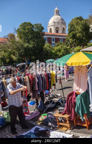 Der geschäftige, zweimal wöchentlich stattfindende Straßenmarkt Feira da Ladra im Stadtteil Alfama in Lissabon, spezialisiert auf Antiquitäten, Sammlerstücke und Bric-a-Brac (Portugal) Stockfoto