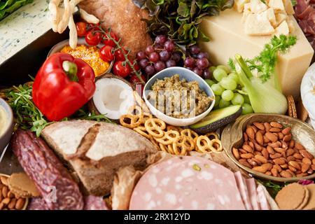 Tisch voller mediterraner Vorspeisen, Tapas oder Antipasto. Auswahl an italienischen Speisen. Köstlicher Snack auf einer Party oder Picknick. Fleisch und Käse Stockfoto