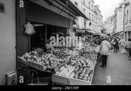 1999 Archiv Schwarzweißfoto eines Obst- und Gemüsestandes in der Rue Mouffetard, Paris. Stockfoto