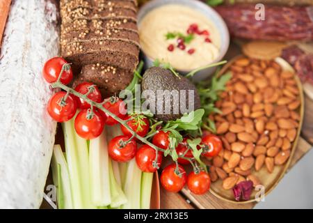 Tisch voller mediterraner Vorspeisen, Tapas oder Antipasto. Auswahl an italienischen Speisen. Köstlicher Snack auf einer Party oder Picknick. Fleisch und Käse Stockfoto