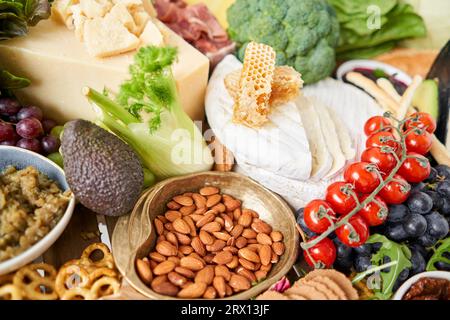 Tisch voller mediterraner Vorspeisen, Tapas oder Antipasto. Auswahl an italienischen Speisen. Köstlicher Snack auf einer Party oder Picknick. Fleisch und Käse Stockfoto