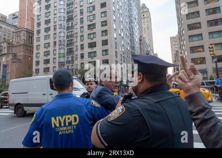 NYPD-Polizisten trennen einen Pro-Netanjahu-Demonstranten, der gegen die Justizreform bei Protesten gegenüber dem Hotel von Premierminister Benjamin Netanjahu, der Lowe Regency auf der Park Avenue, mit Demonstranten kollidiert. Zwei Gegenproteste wurden gegenüber dem Hotel von Premierminister Netanjahu, dem Lowe Regency on Park Avenue, abgehalten, bevor er am Freitagmorgen in der Generalversammlung der Vereinten Nationen für die jährliche Versammlung der Weltpolitiker sprach. Eine kleine Gruppe von Menschen, hauptsächlich US-Juden, unterstützte Premierminister Netanjahu, während eine viel größere Gruppe, hauptsächlich israelische Expats, sich in der Opposition befand Stockfoto