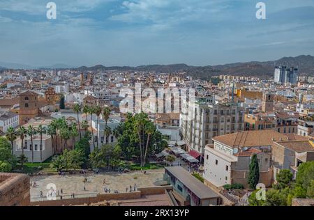 Fantastisches Panorama von Malaga Stadtzentrum, Malaga Hafen und Marina an einem wunderschönen sonnigen Tag. Malerischer Blick auf die Stadt Malaga von der Zitadelle Alcazaba. Stockfoto