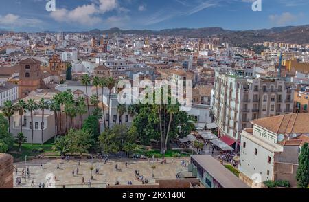 Fantastisches Panorama von Malaga Stadtzentrum, Malaga Hafen und Marina an einem wunderschönen sonnigen Tag. Malerischer Blick auf die Stadt Malaga von der Zitadelle Alcazaba. Stockfoto