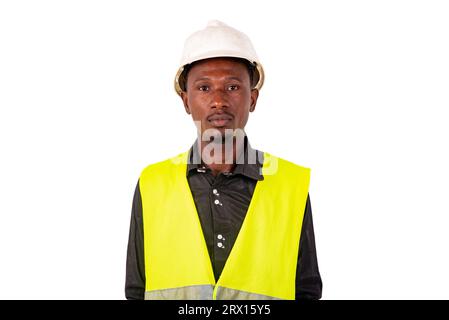 Porträt eines jungen Ingenieurs mit grüner Weste und weißem Schutzhelm. Stockfoto