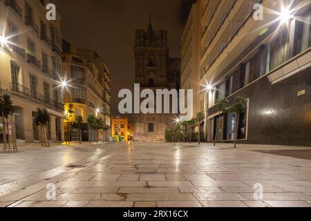 Nachtfotografie rund um die Kathedrale von Malaga La Manquita, Plaza de la Constitucion und Marques de Larios. Malaga Altstadt bei Nacht, Malaga Stockfoto