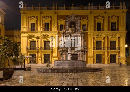 Nachtfotografie rund um die Kathedrale von Malaga La Manquita, Plaza de la Constitucion und Marques de Larios. Malaga Altstadt bei Nacht, Malaga Stockfoto