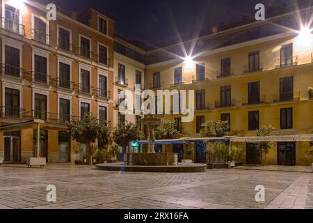 Nachtfotografie rund um die Kathedrale von Malaga La Manquita, Plaza de la Constitucion und Marques de Larios. Malaga Altstadt bei Nacht, Malaga Stockfoto