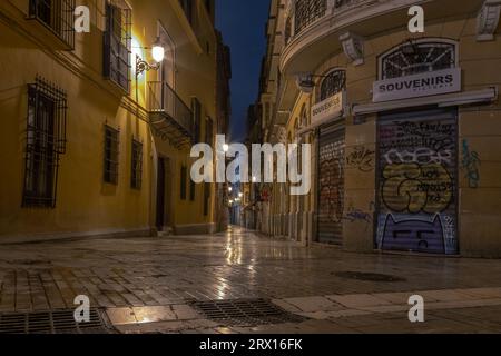 Nachtfotografie rund um die Kathedrale von Malaga La Manquita, Plaza de la Constitucion und Marques de Larios. Malaga Altstadt bei Nacht, Malaga Stockfoto