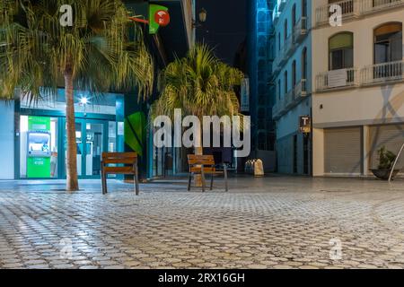 Nachtfotografie rund um die Kathedrale von Malaga La Manquita, Plaza de la Constitucion und Marques de Larios. Malaga Altstadt bei Nacht, Malaga Stockfoto